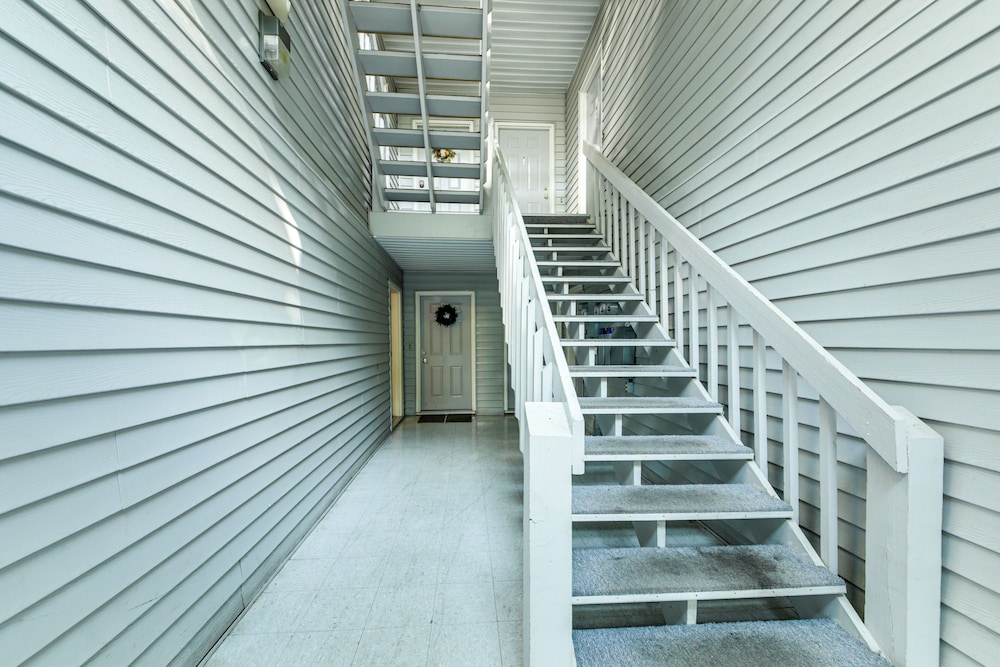 3 Mi to IU: Dog-friendly Condo w/ Pool Access!