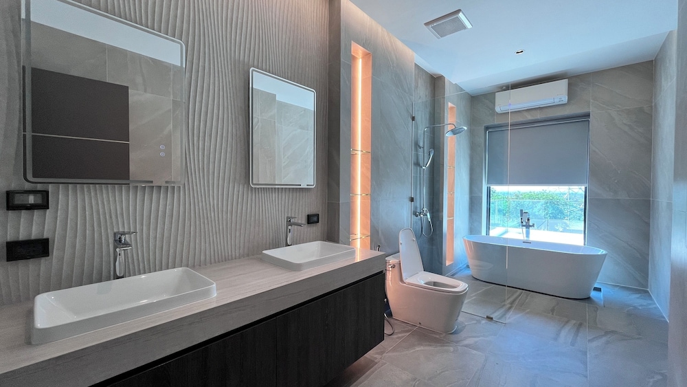 Luxurious 5-bedroom Villa Overlooking Pattaya City