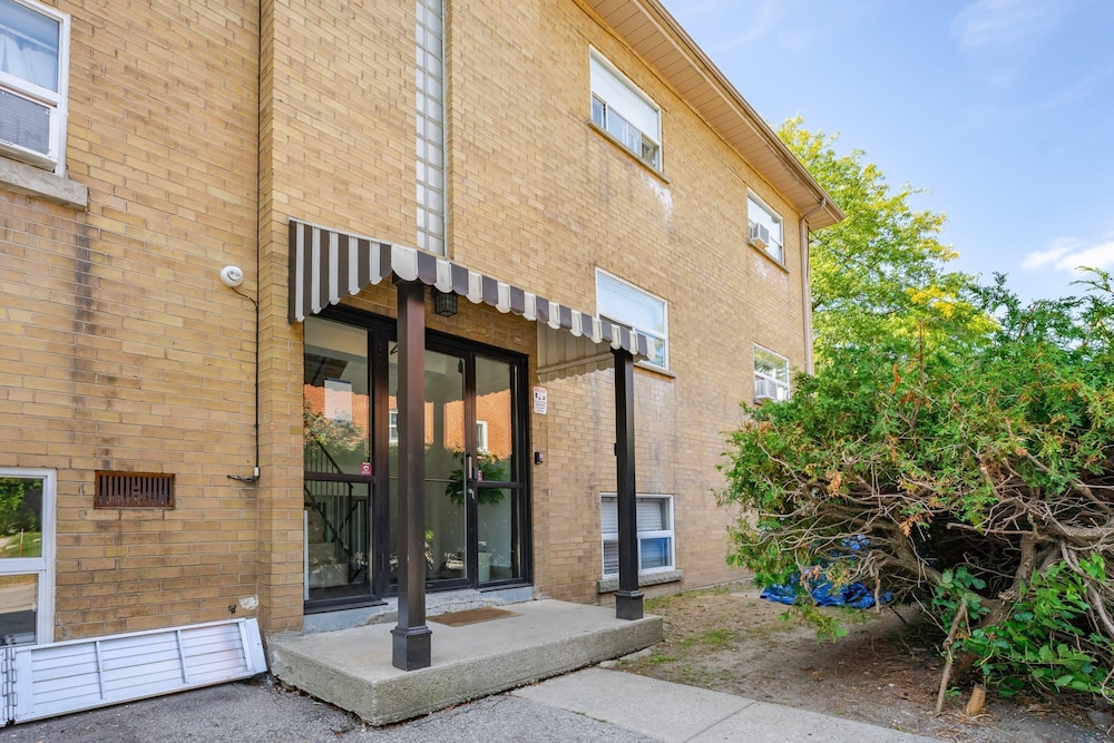 Private 2bdrm Newly Renovated - Furnished apt - U3