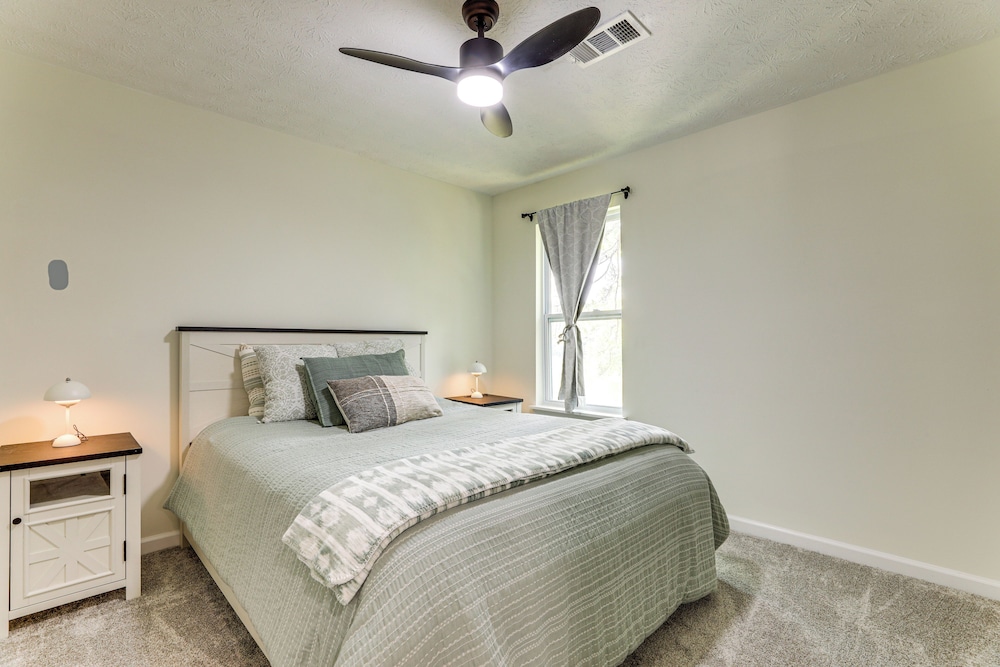 5 Mi to Stone Mountain: Lakefront Family Home