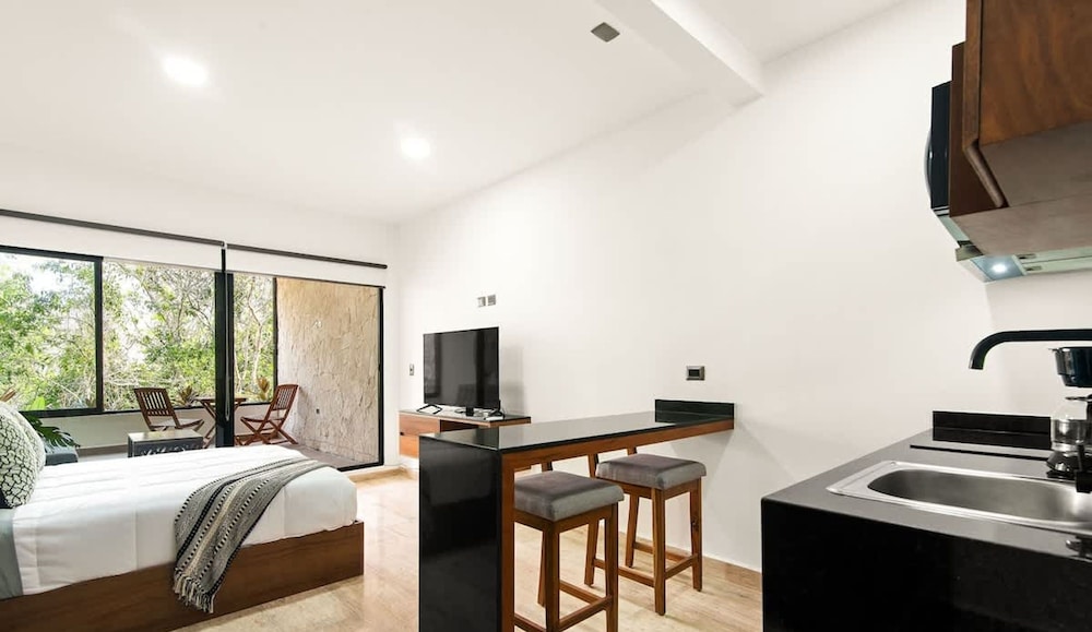 Spacious Loft w Garden View Pool Jacuzzi GYM