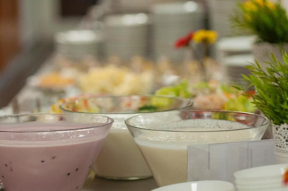 FREE PARKING, FREE BREAKFAST, only 15 minutes to City Center