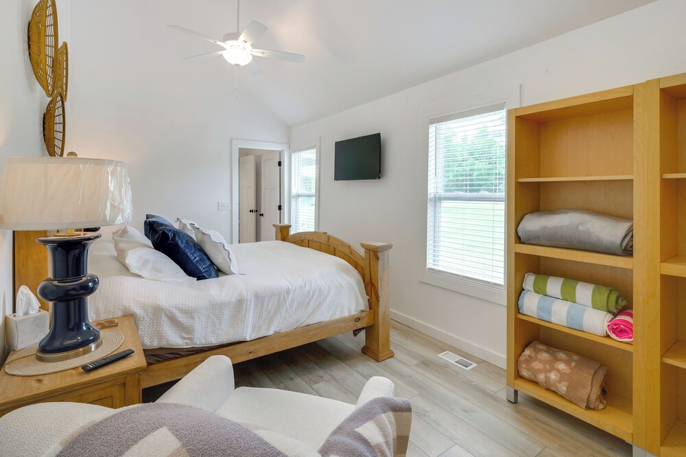 Group Getaway: Lakefront Retreat in Fayetteville!