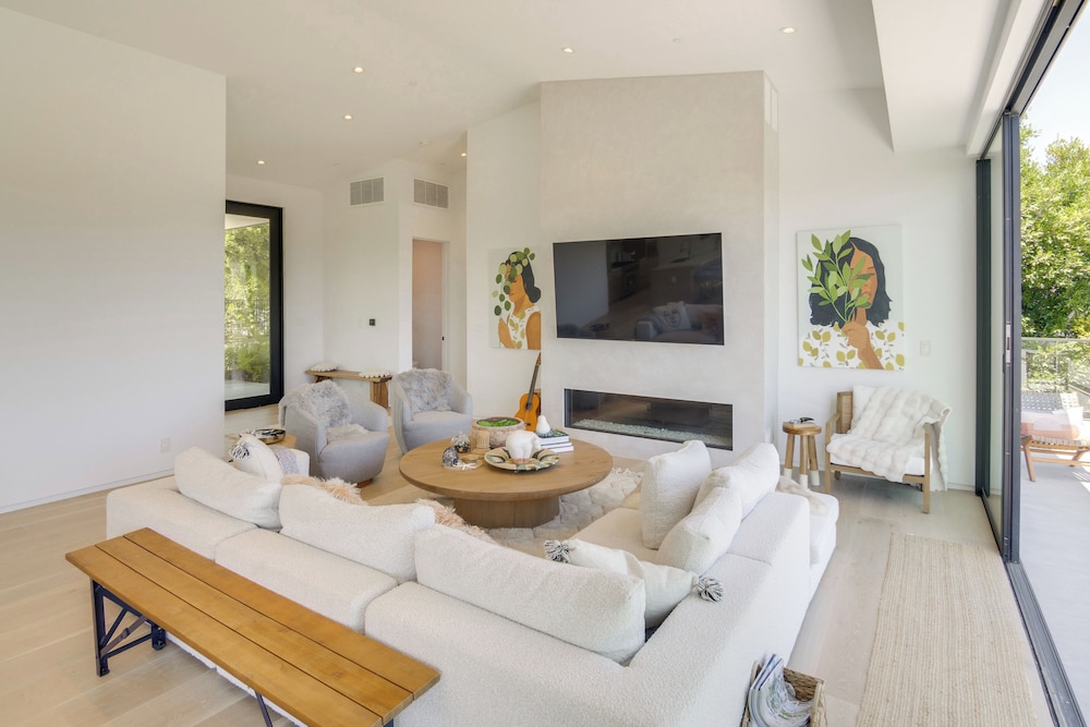 1 Mi to Point Dume: Mtn-view Escape w/ Patio!