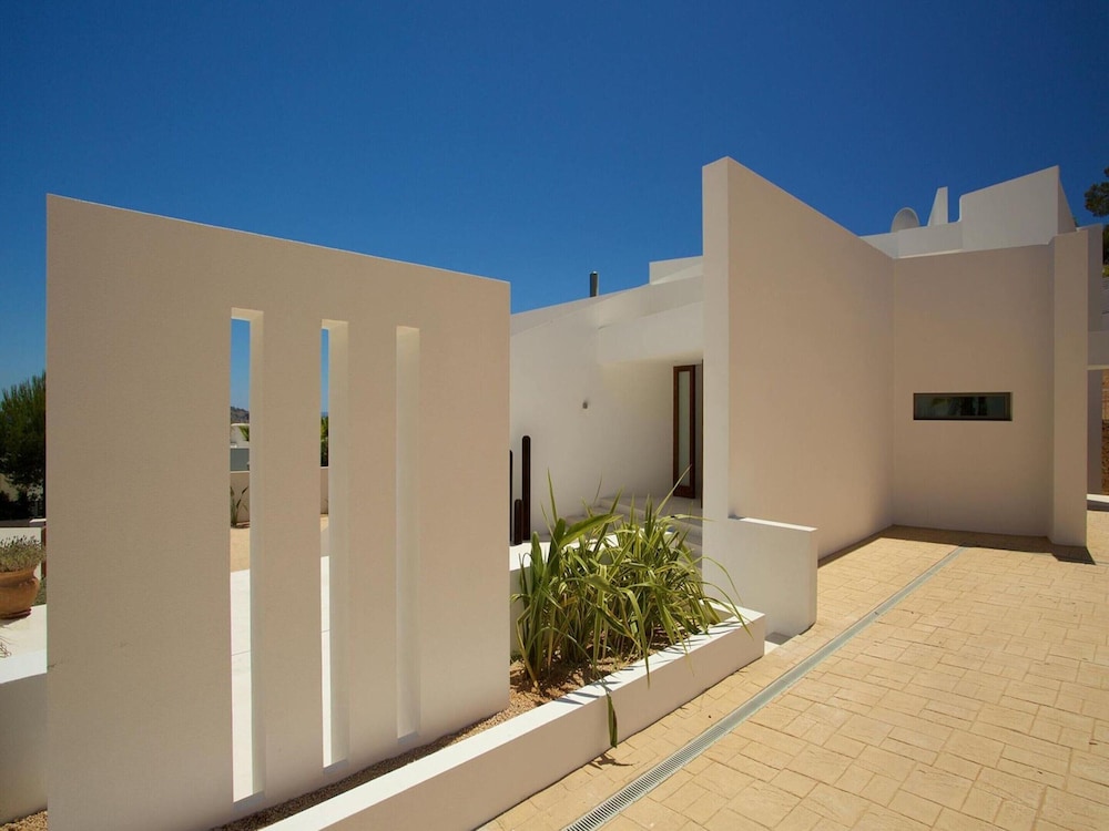 Modern Holiday Home With Vast Terracing