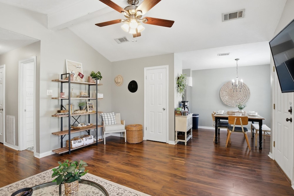 Howdy Hang Out - Cozy, Cute And Comfortable House! 2 Bedroom Home