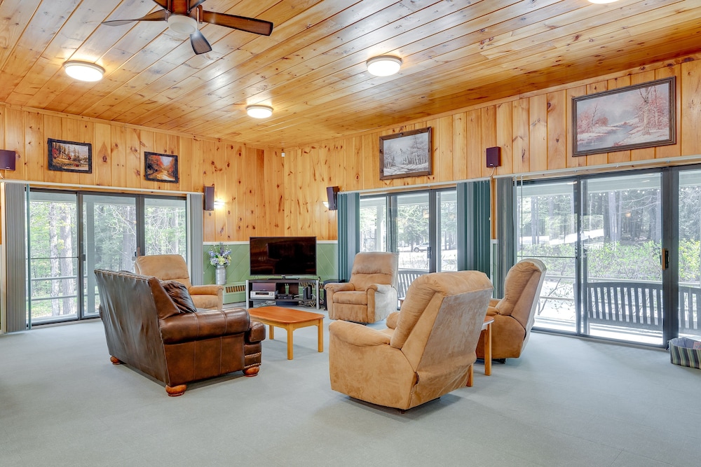 Inviting Bartlett Condo: 1 Mi to Attitash Mountain view 2