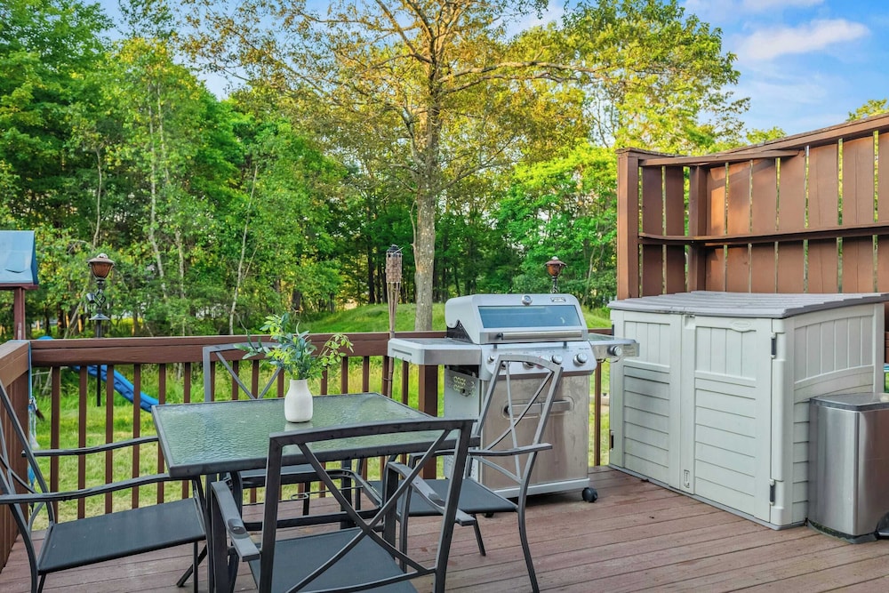 Birch Hollow by Avantstay Cozy Poconos Home w/ Fireplace, Soaking Tub & Kids Play Area