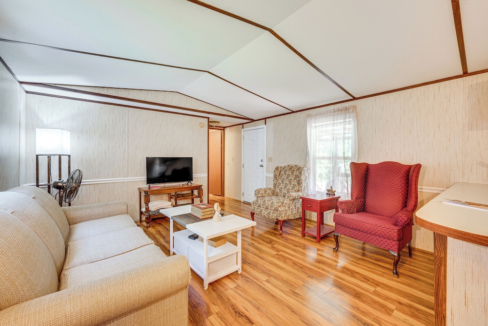 3 Mi to Badin Lake: Quiet New London Retreat