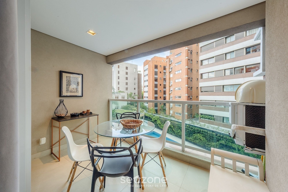 Apt With Balcony 750m From Batman Alley Pdm0208