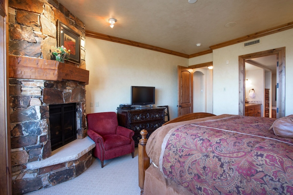 Grand Lodge - 3 Bedroom Deluxe #308 - Ski-in/out 3 Condo