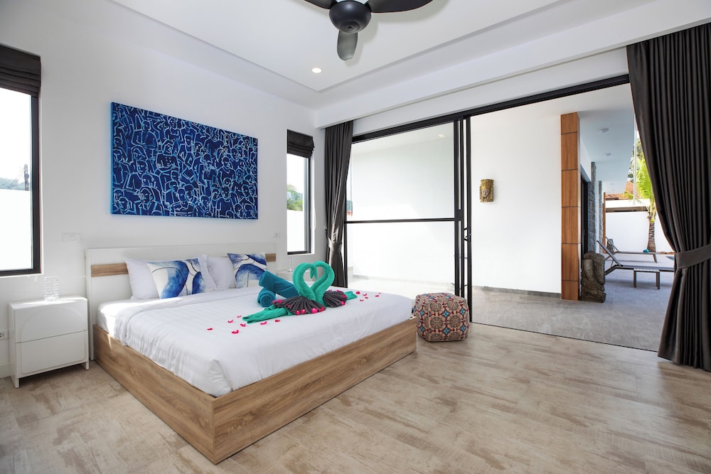 Modern 5 Bedrooms Pool Villa Curtis