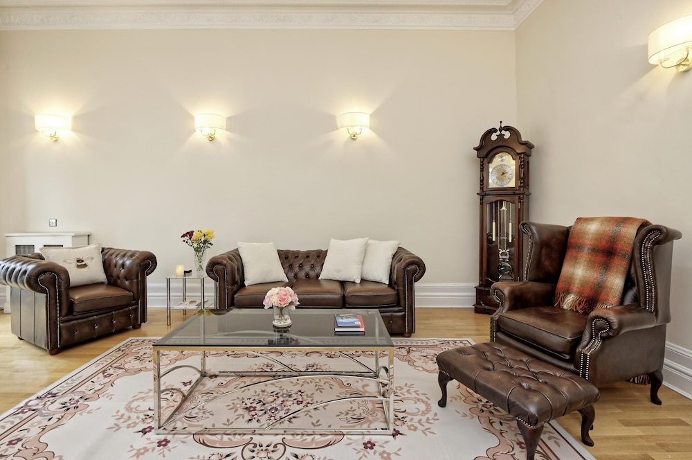 Historic Whitehall Flat in SW1 by Underthedoormat