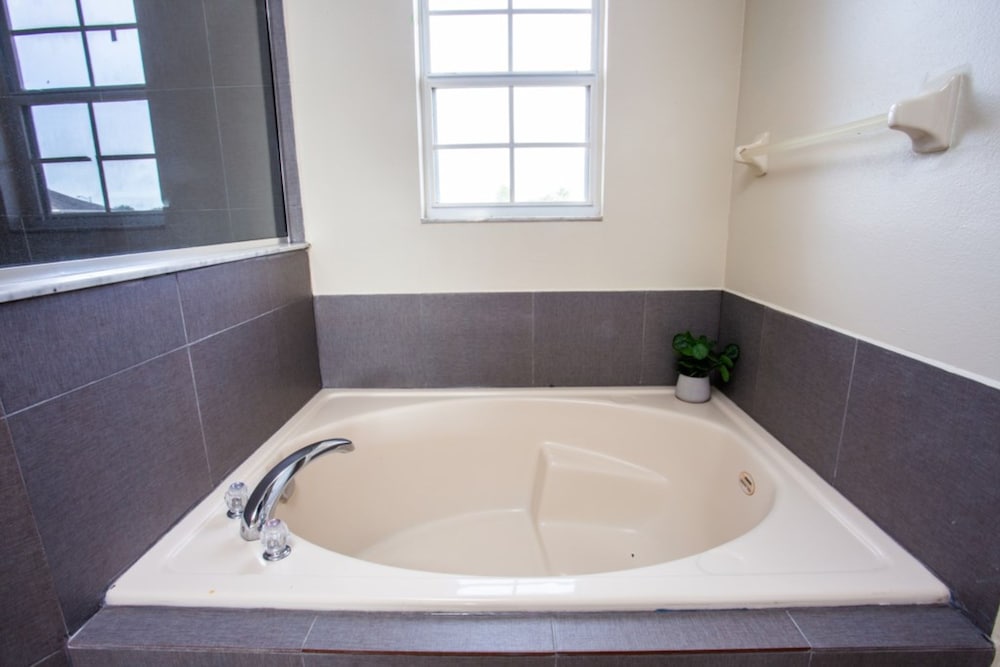 Cheerful 5 bed - 4 Bath Spacious Home