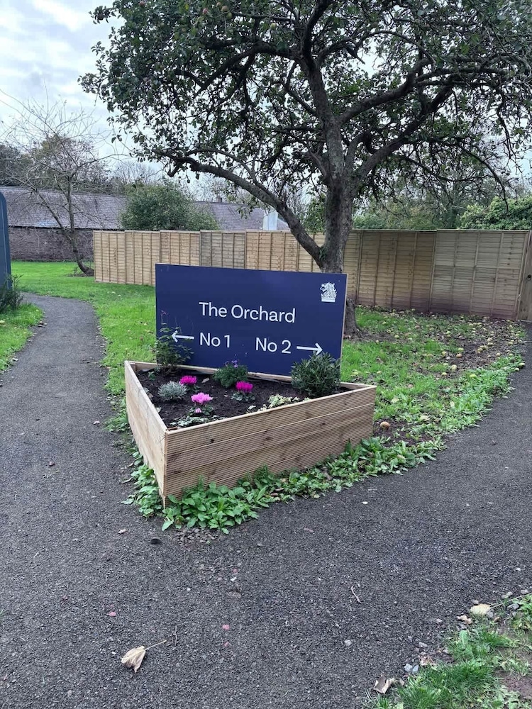 Glamping Pod With Hot Tub in Orchard