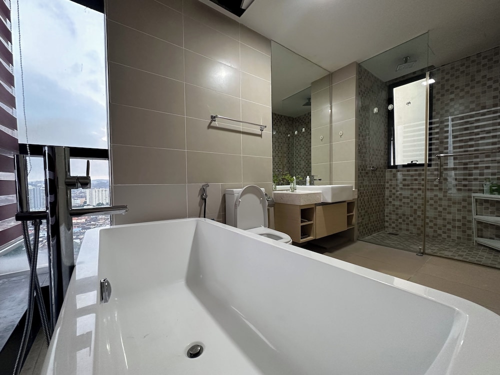 Skyline Luxe 4BR Retreat with En-suites