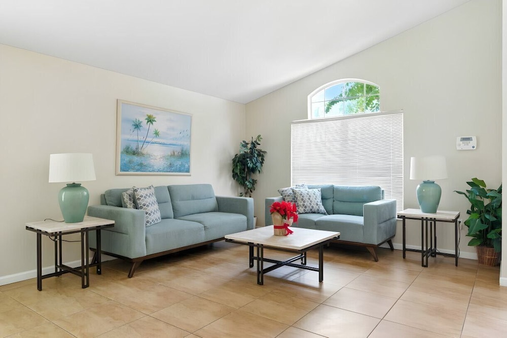 Cozy 4BR Villa w/ Priv Pool Lake Berkley Resort