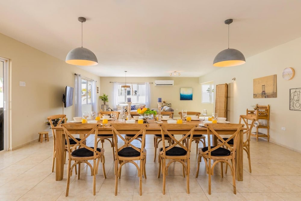 Remodeled Villa w 3BR Private Pool Esmeralda