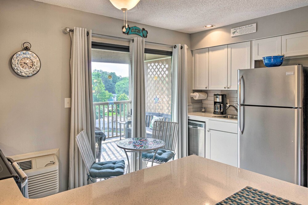 1 Mi to Lake Lure: Mtn-view Studio w/ Balcony!