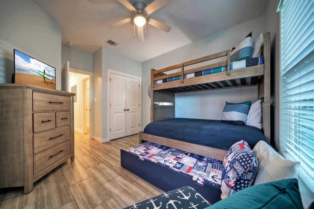 Sleeps 23, 2 Beachside Homes Resort Pool, Walk to the Beach, Balcony + Yard