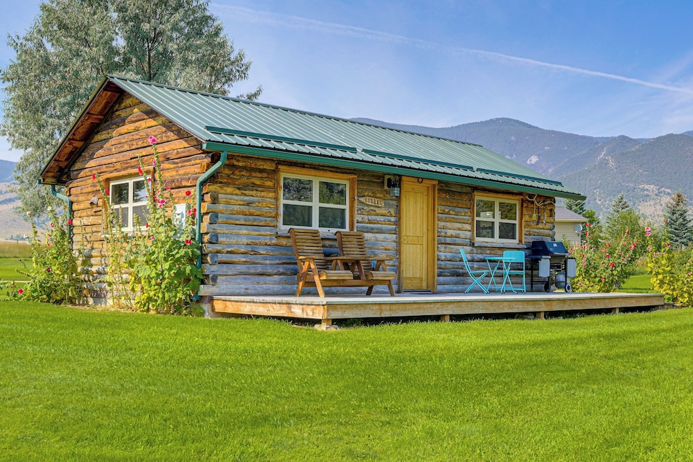 Montana Mountain Getaway: Deck & Amazing Views