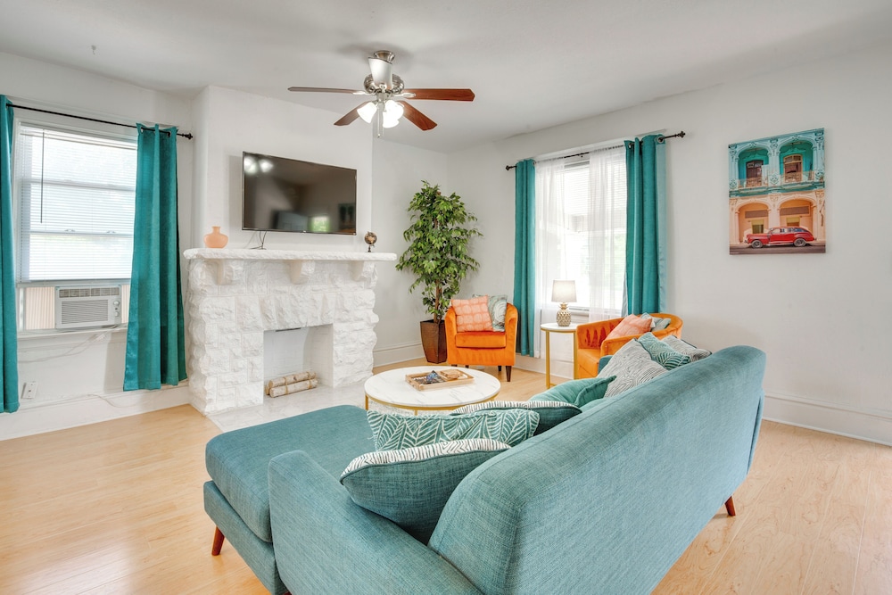 Luxurious 2BR Kansas City Condo Near Downtown