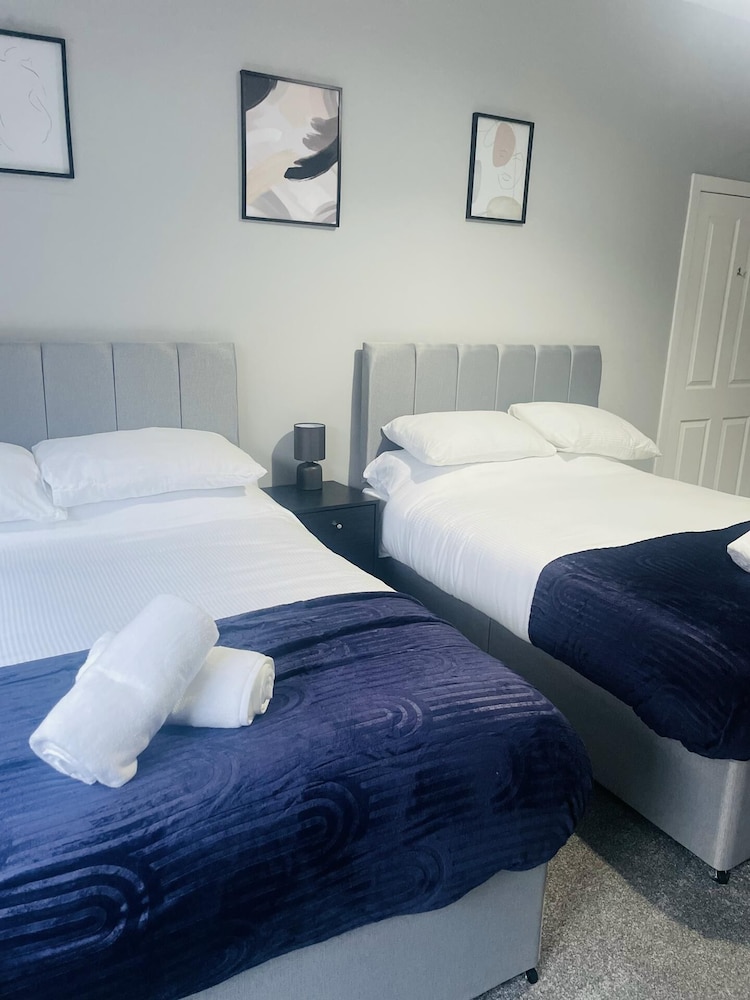 Immaculate 3-bed Apartment in Glasgow Close to M8 view 4