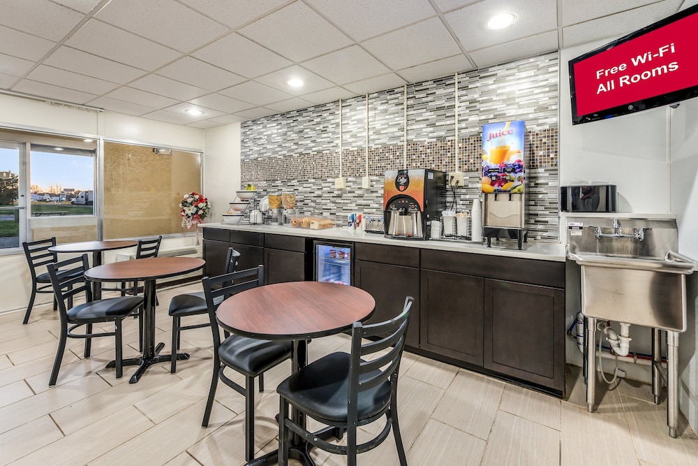 Red Roof Inn  Suites Wapakoneta - Property Image 9