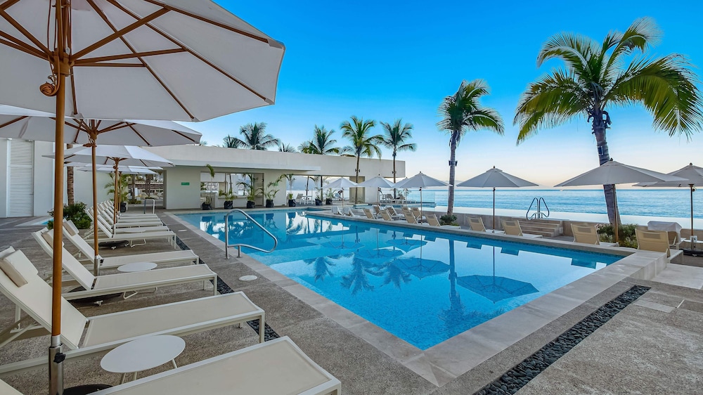 Stunning Beachfront Condo - Sea Views