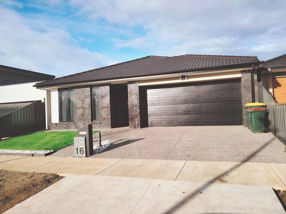 Modern & Cosey 4bedroom House Walk to Beach