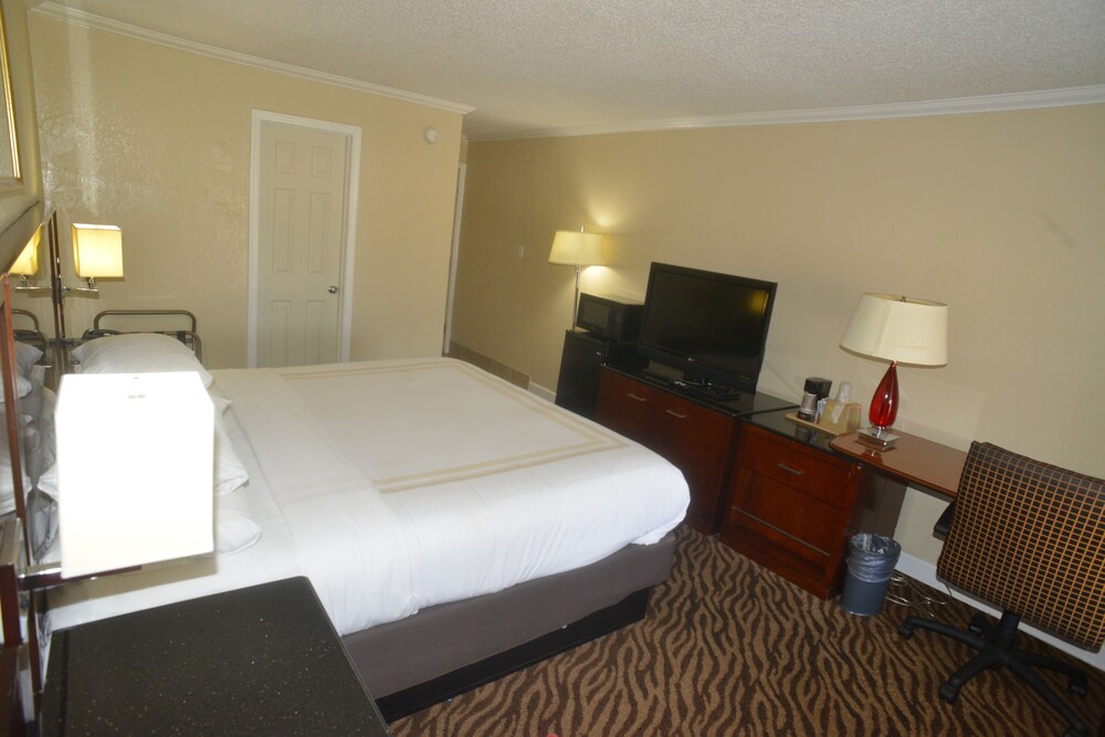 Hometown Inn & Suites