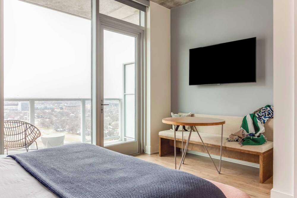 Luxe High Rise Near DT Austin w/ Views Rooftop Pool, Gym, & Luxe Amenities