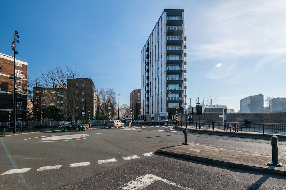 Modern Family Home close to Victoria Station