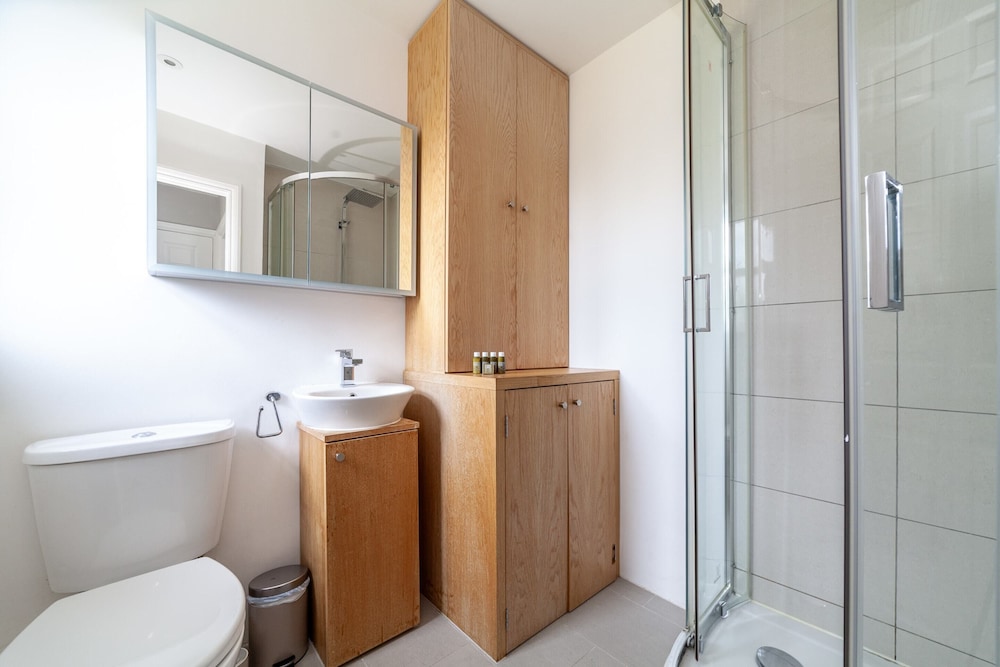 Spacious Battersea Gem With Balcony Bliss