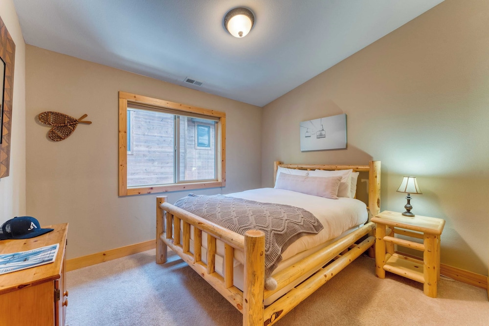 Washoe Chalet by Avantstay Game Room, Hot Tub, Putting Green & Fire Pit