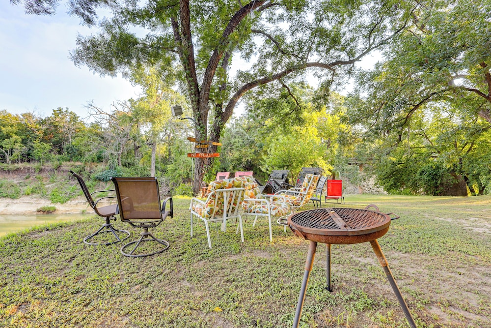 Private Pool: Fun Riverfront Retreat in Hamilton!