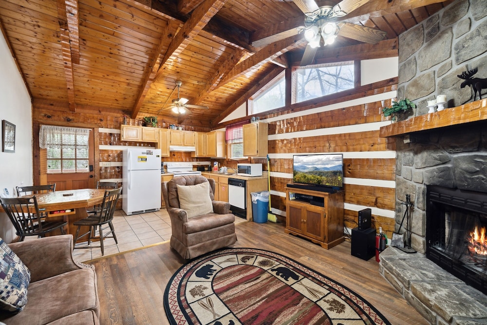 A Lover's Paradise 1 Bedroom Cabin Heavenly Views Resort view 4