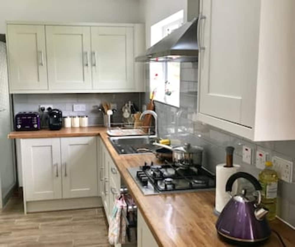 The Woodfarm Lodge - 3 Bedroom House With Parking