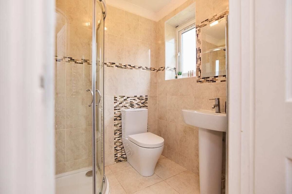 The Enfield Place - Elegant 4bdr House With Garden