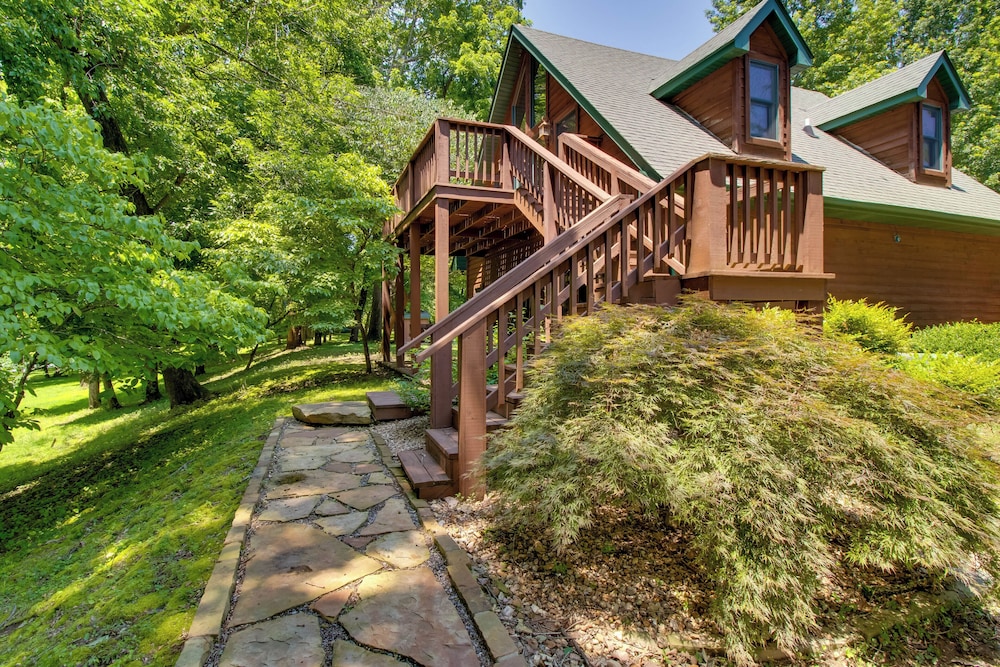 Dock Access: Romantic River Retreat in Gassville