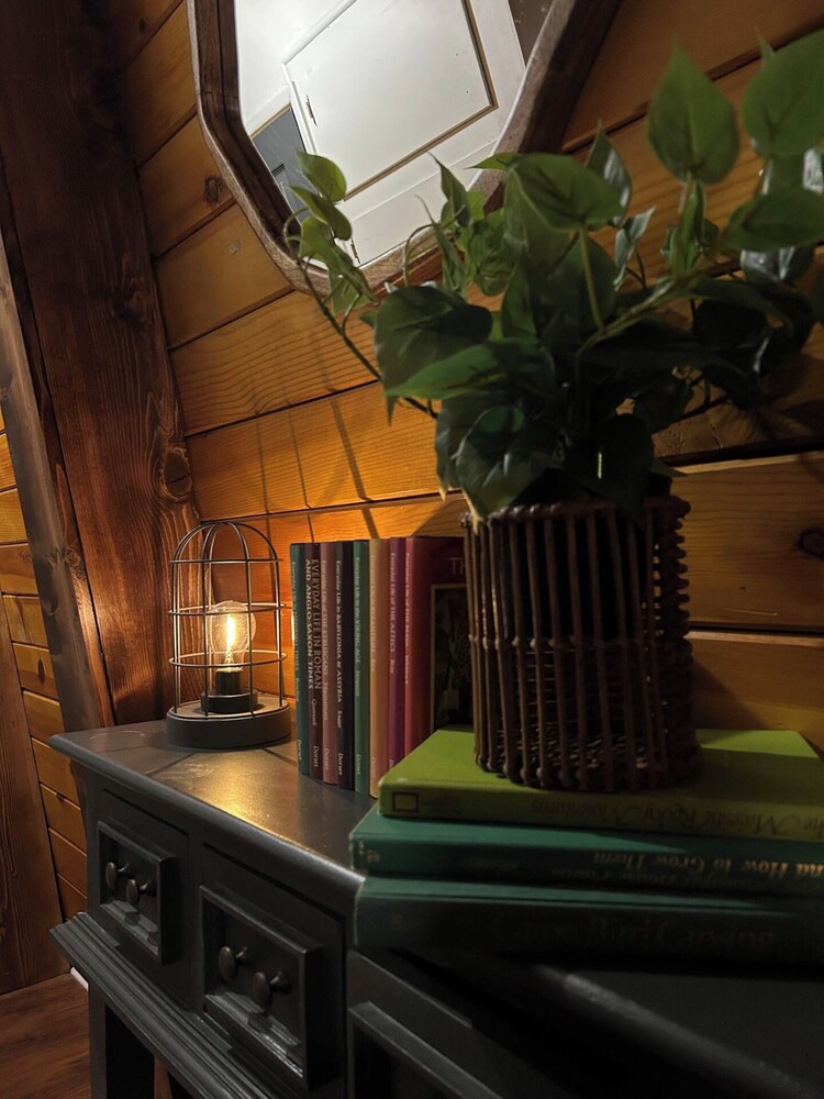 Moonridge Manor Cozy Retreat with Hottub