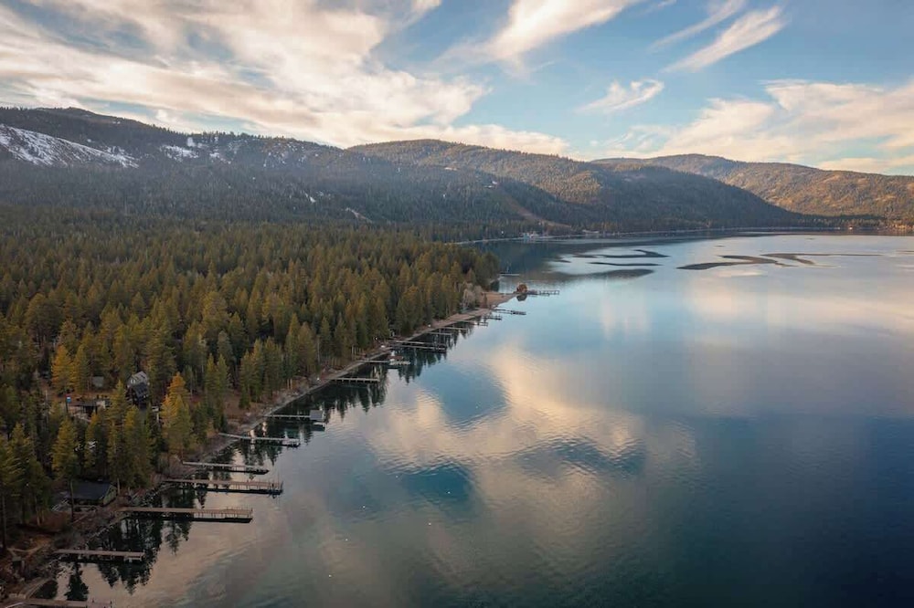 Cozy Tahoma Cabin in the Pines Sleeps 6 + Pets