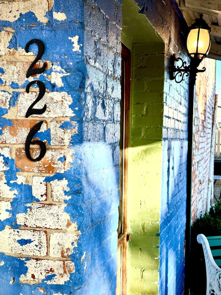 Amazing Historic 1800s Carriage House