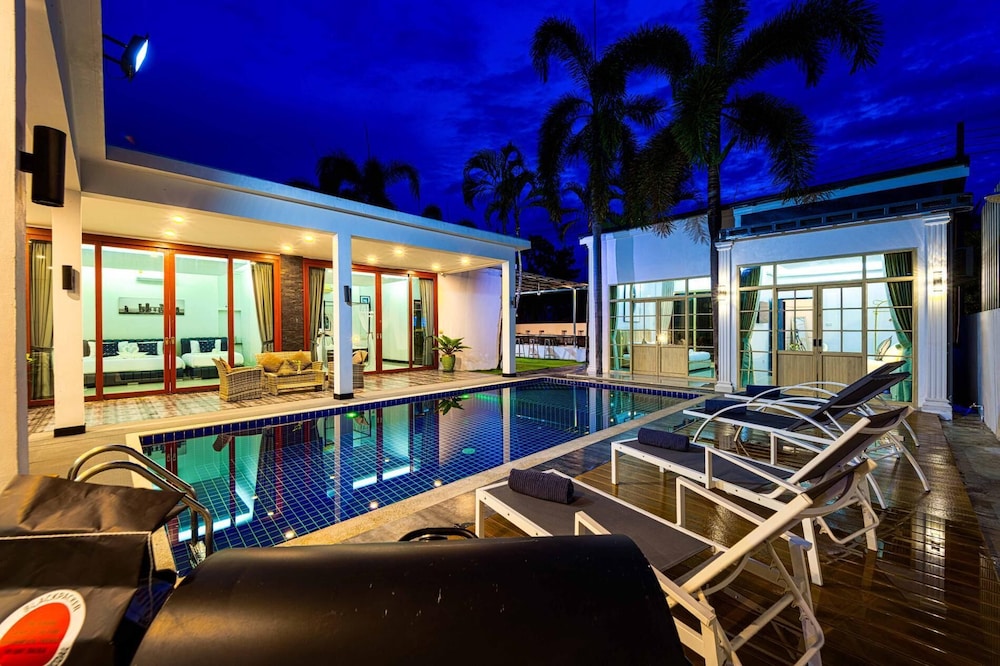 Beautiful 4-Bedroom Pool Villa BL9