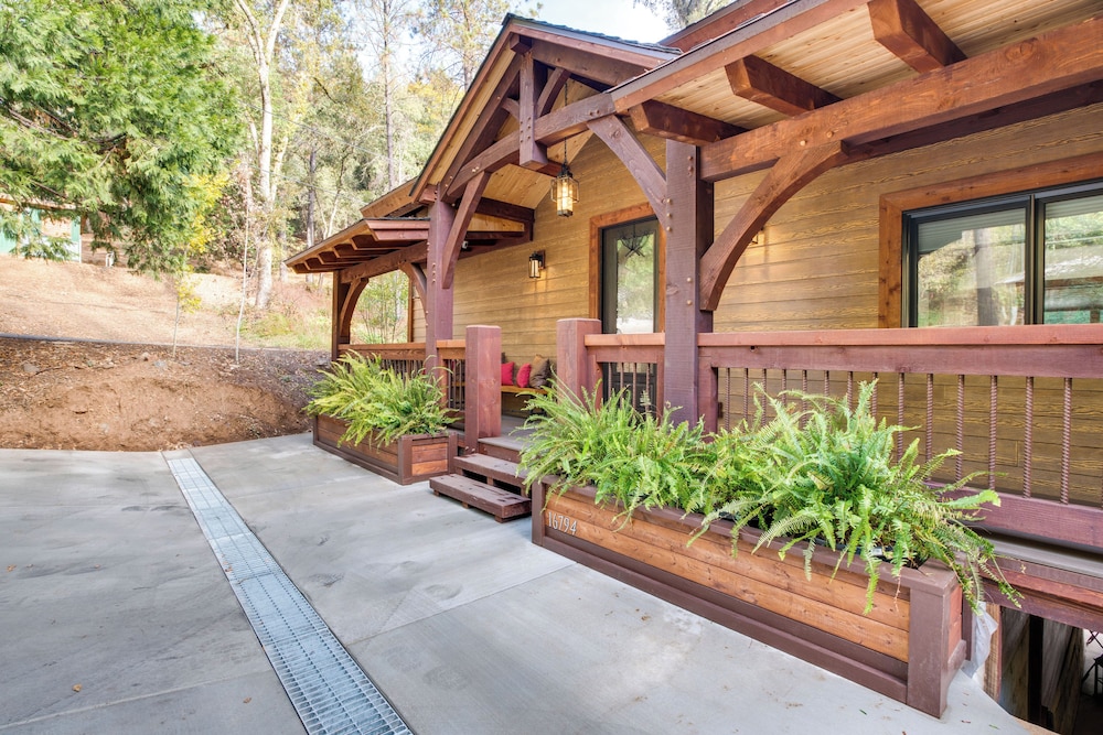 Bear Lodge Waterfront Cabin w/ Level 2 EV Charger