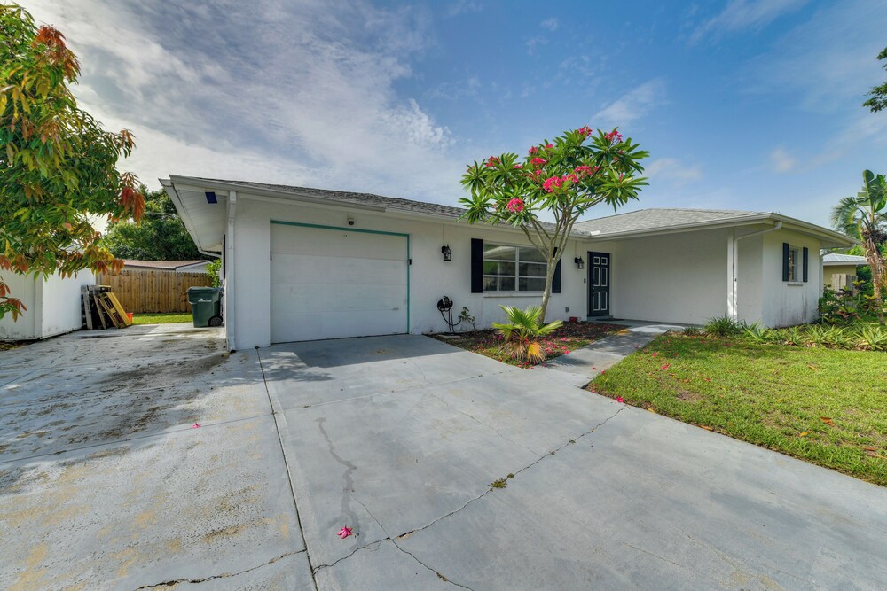 7 Mi to Siesta Beach: Home w/ Furnished Patio!