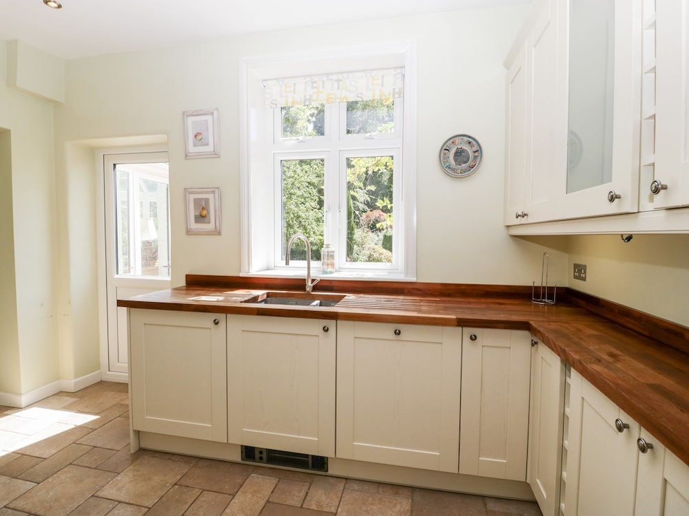 2 Heath Cottages