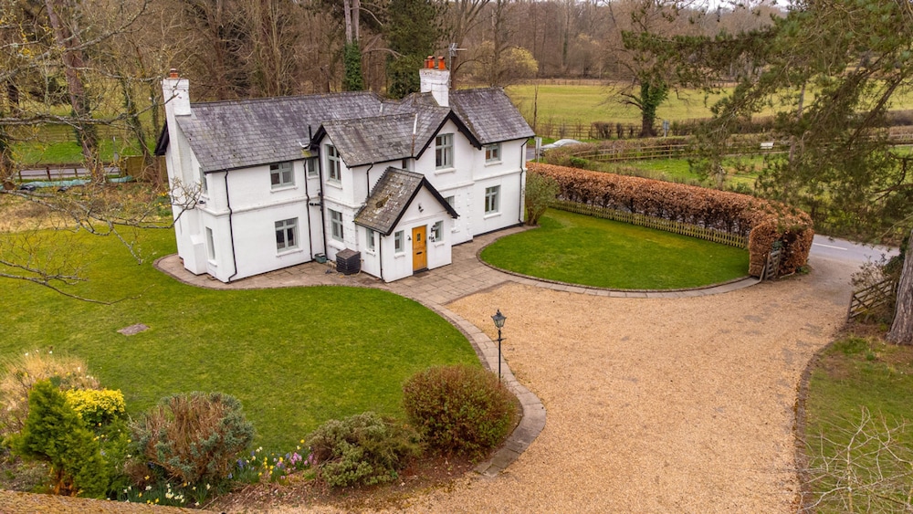 Benhams Country Cottage - From 250 Per Night