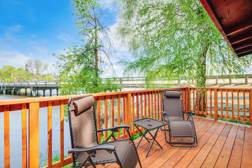 Fish & Hike: Peaceful Cabin on Williamson River