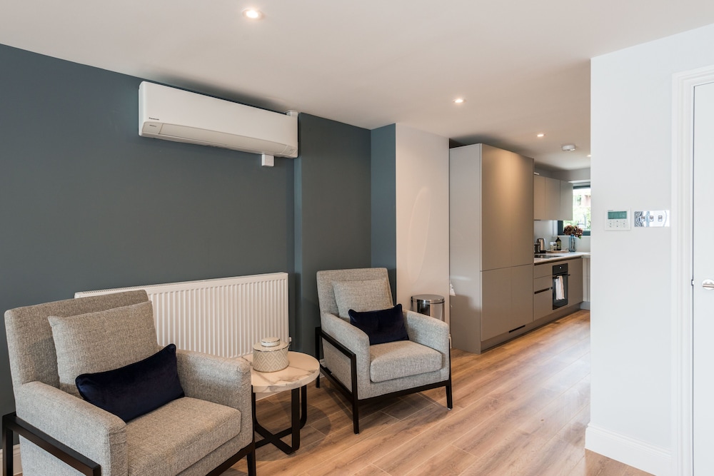 The Carlyle - Elegant Serviced Apartments